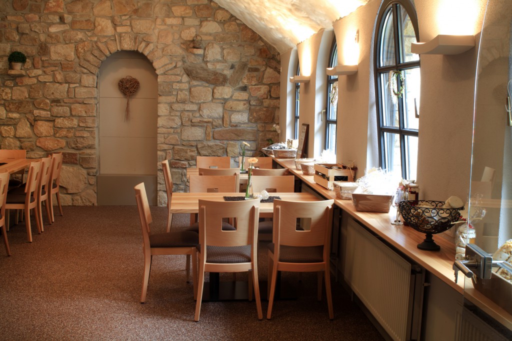 Möblierung, Inneinrichtung Weingut, Weingut-Gastronomien Kuschelig: Stilvolles Gewölbe mit Stühlen Lido und passenden Holztischen in der Vinothek des Weinguts Schlossgartenhof. Weingut-Gastronomien