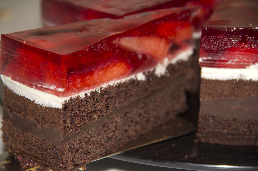 Spezialität des Hauses: Pralinentorte mit frischen Erdbeeren