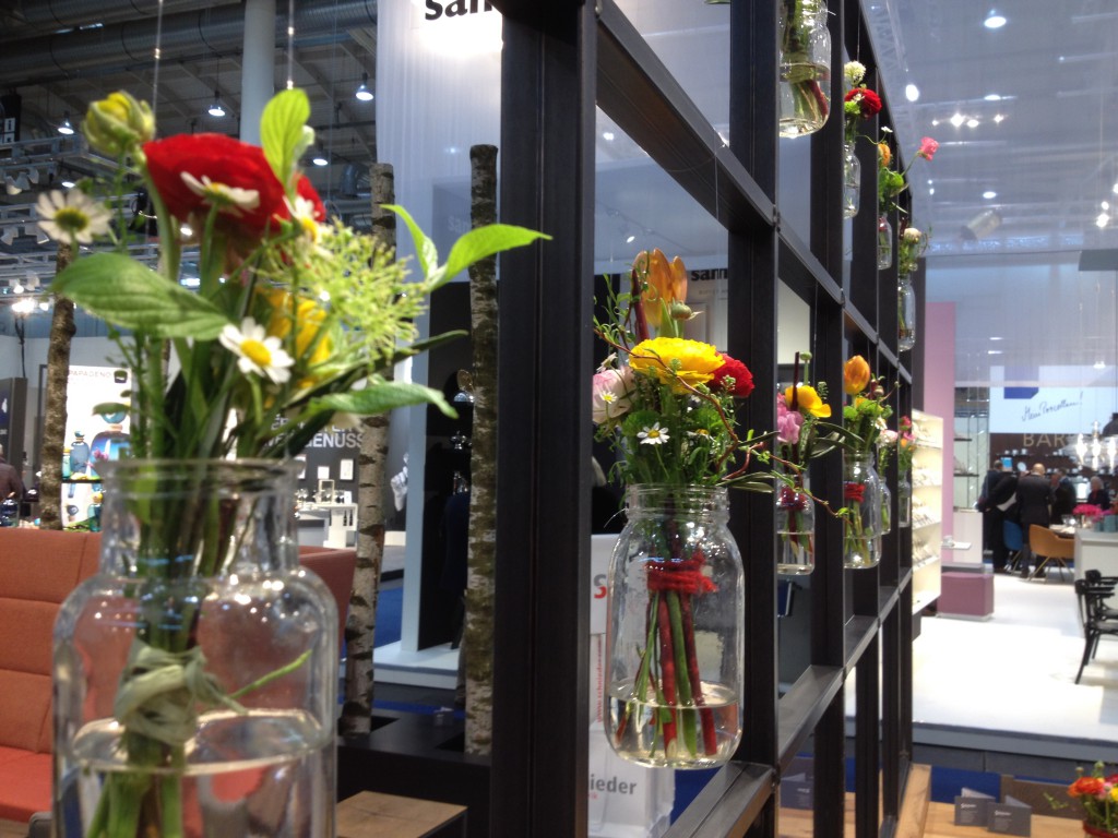 Messe Internorga Hamburg, Möbeltrends Möbeltrends Auffälliger Blumenschmuck - hier im Raumteiler dekoriert