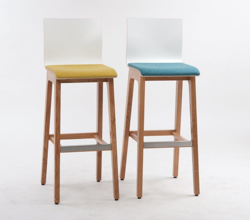 Schalenstühle und Hocker Hocker 10769 mit leichten Auflagen in frischen Farben. Schalenstühle und Hocker