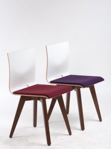 Schalenstühle und Hocker Stühle "Anna" von Schnieder mit "beerigen" Akzenten. Schalenstühle und Hocker