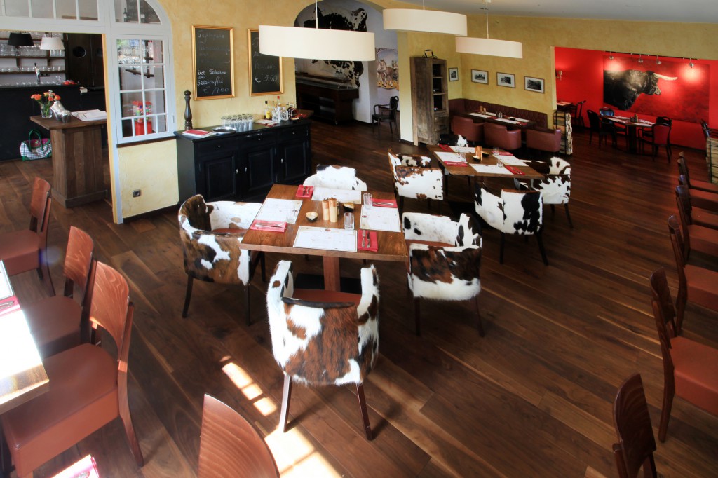 Steakhaus Einrichtung Stuhlsessel Kuhfell Restaurant EinrichtungBlick in den Raum mit Stuhlsessseln "Cadiz"