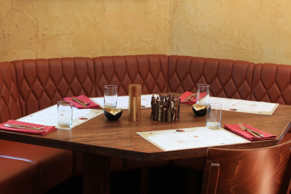 Restaurant Einrichtung Gemütliche Sitznische Gemütlich: Leder-bezogene Vollpolsterbänke mit aufwändiger Rautensteppung. Restaurant Einrichtung