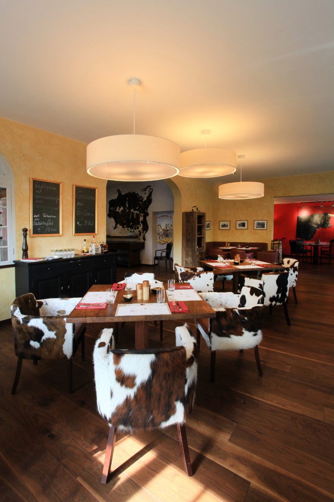 Steakhaus Einrichtung stilecht Warmes Ambiente mit Gelb, Rot und Holz. Restaurant Einrichtung