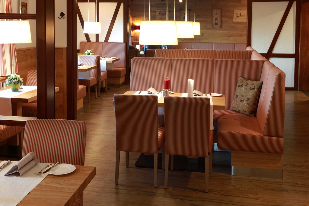Sitznischen schaffen eine private Atmosphäre im Hotel-Restaurant Rodelhaus