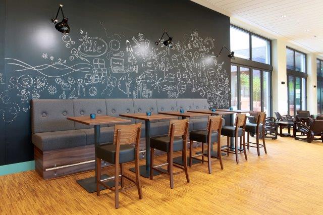 Möblierung von Mitarbeiterrestaurants Auf der Orgatec zeigt Schnieder, wie Kantinen zu Restaurants werden