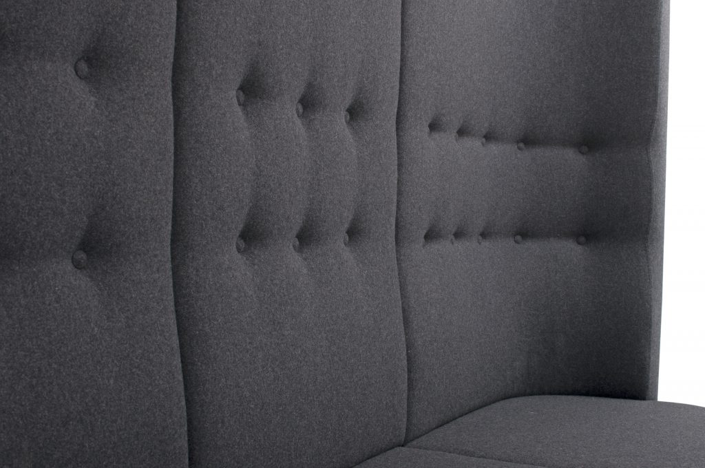 Rundsofa, Polstersofa Raffinierte Verarbeitungsdetails: die Knopfheftung der Bank 40926, die auf der Orgatec vorgestellt wird