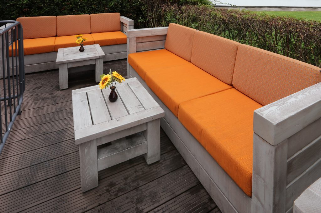 Platz ist auf der kleinsten Terrasse für Outdoor-Möbel im Lounge-Stil Wetterfeste Bänke aus österreichischer Gebirgstanne, Modell 40983 als Zwei- und Dreisitzer, mit Tisch 30110