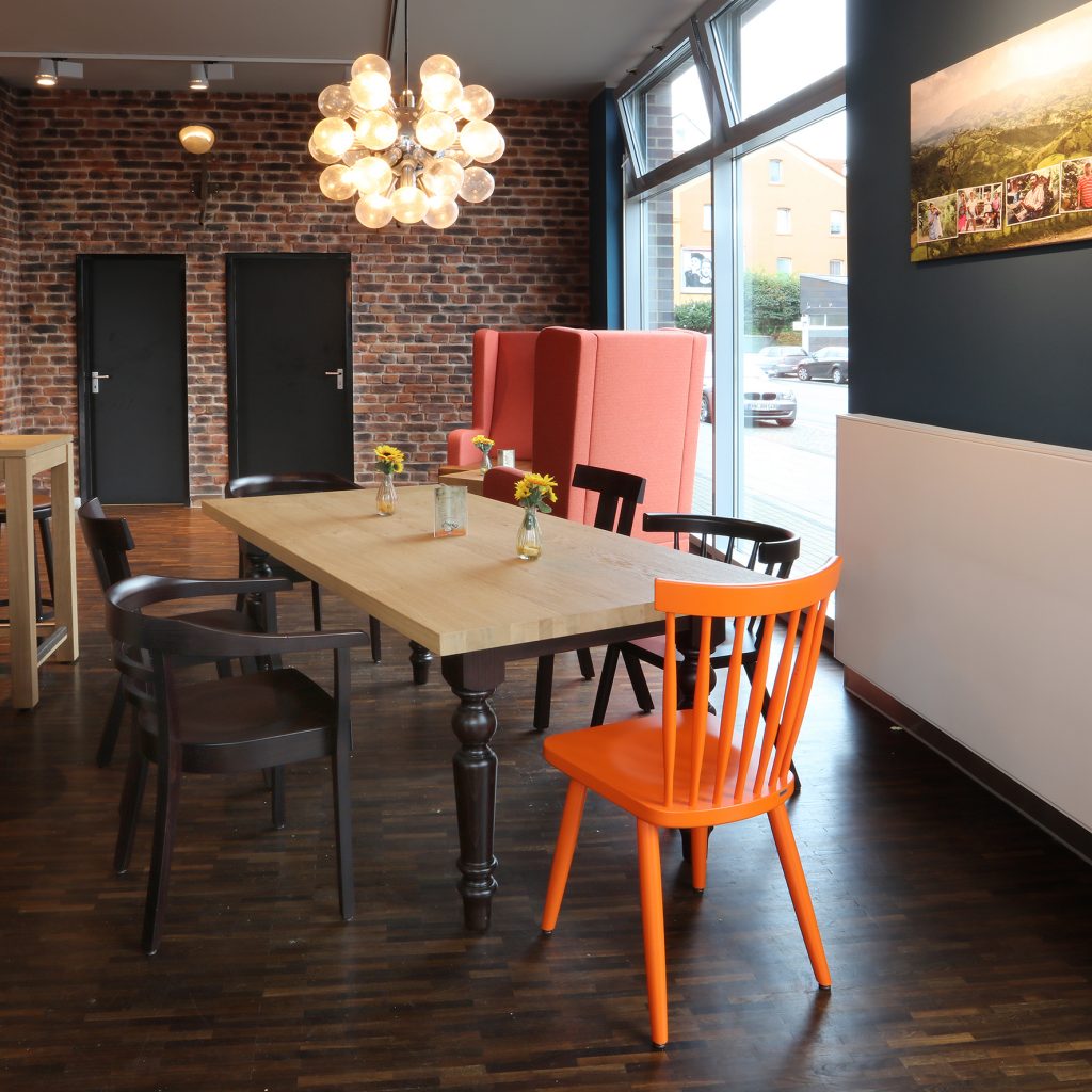 Frisches Interieur-Design für die Bäckerei Bäckereieinrichtung ganz locker mit Community-Table
