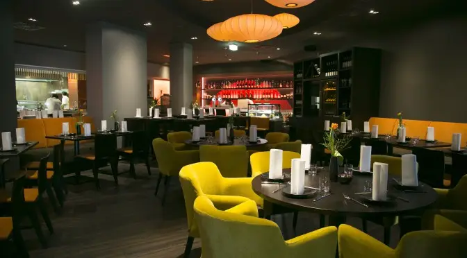 Einrichtung Restaurant Mizu ind Magdeburg, Sessel, Tische, Bänke