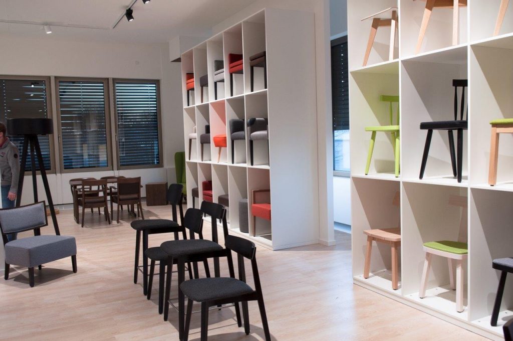Hier sieht man eine Stuhlfamilie mi verschiedenen Modellen Showroom mit Stühlen verschiedener Höhen