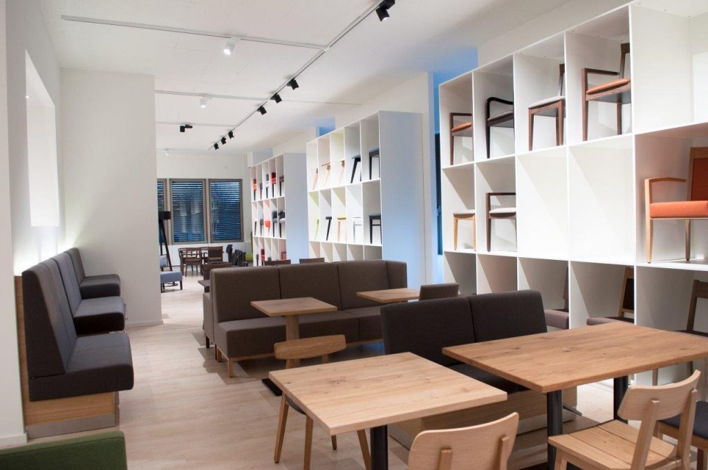 Klar strukturiert: der neue Schnieder Showroom Bänke für Restaurant, Lounge und Kantine
