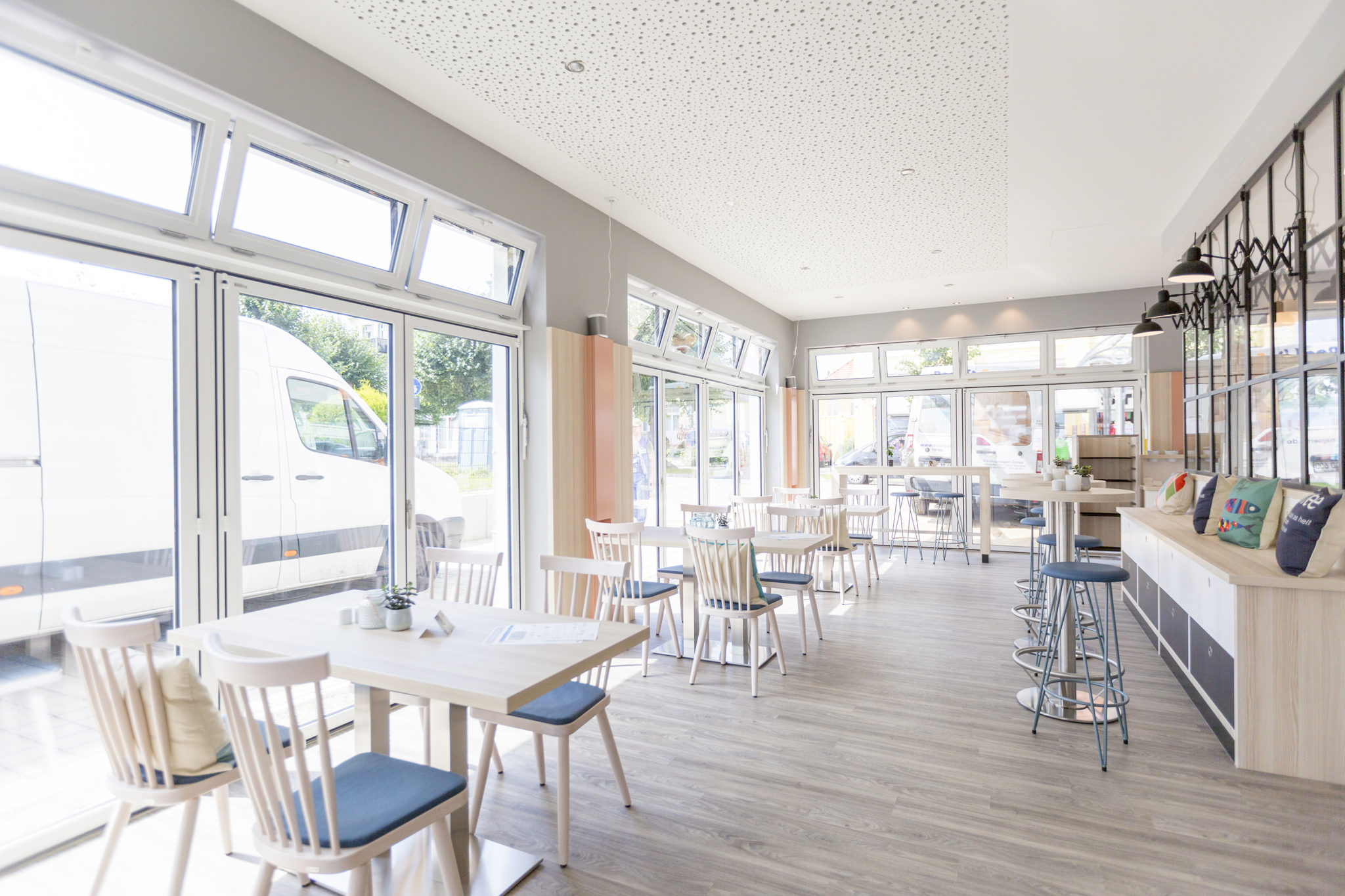 Lichtdurchflutete Café-Einrichtung I Gastronomiemöbel seit 1918