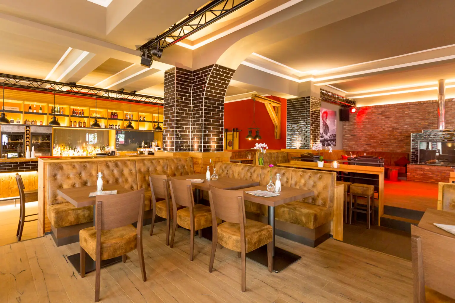 Restaurant-Einrichtung Hafenliebe Warnemünde, Stühle, Bänke, Tische