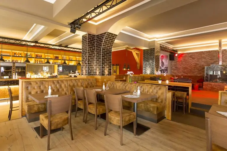 Restaurant-Einrichtung Hafenliebe Warnemünde, Stühle, Bänke, Tische