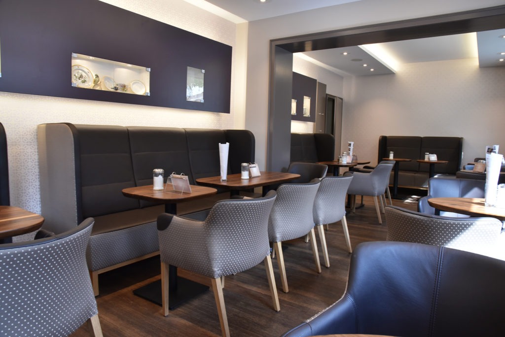 Café Einrichtung Möblierung Inneneinrichtung Hocker Stühle Ti