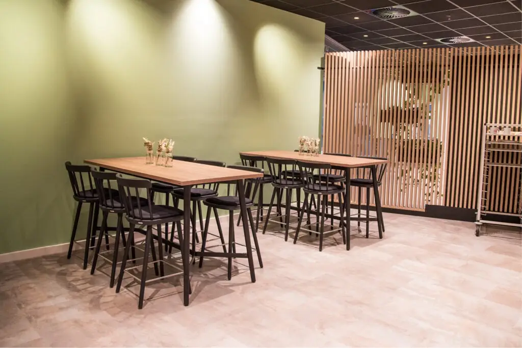 Stehtisch Fynn Einrichtung Mitarbeiterrestaurant Kantine KIK Bönen Objekteinrichtung Schnieder Möbel Stehtisch Hocker, Thekenstühle