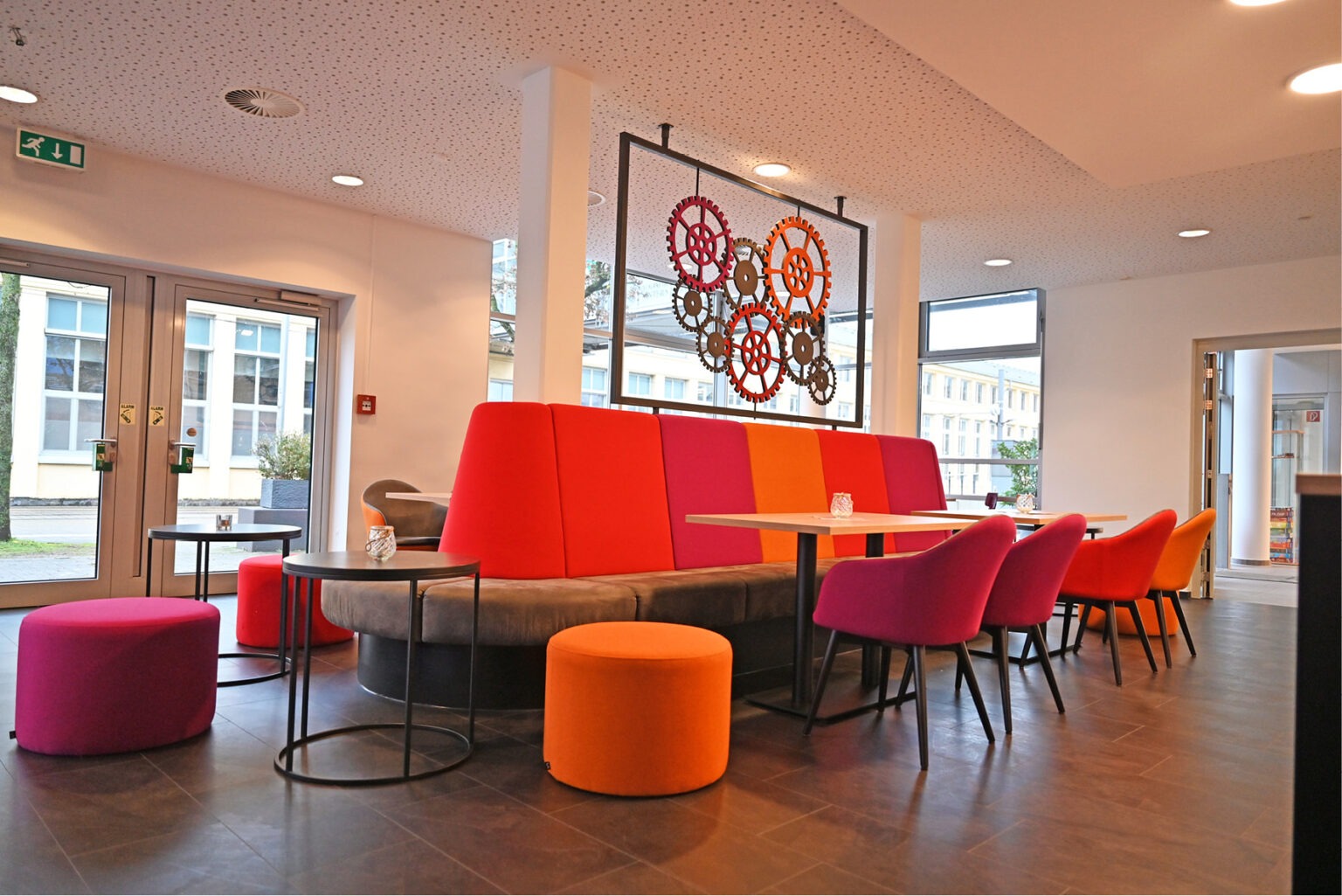 Einrichtung Jugendherberge Bielefeld Schnieder sitzt Möbel für gute Gäste