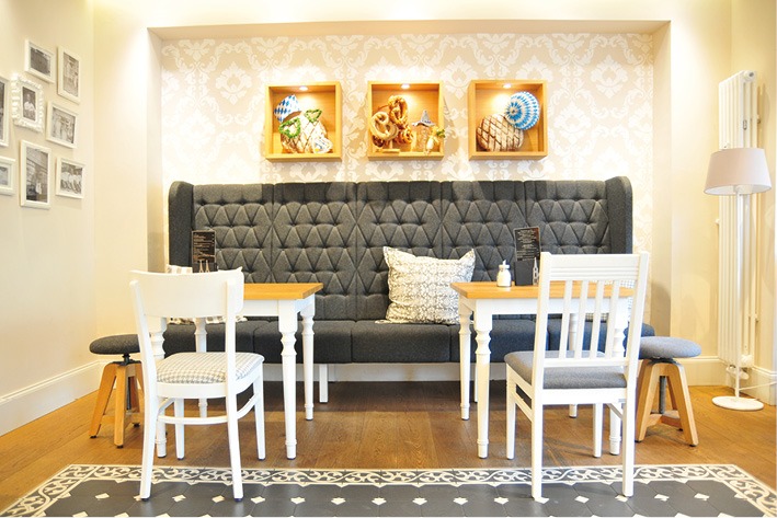 Café Einrichtung wie Omas gute Stube Schniedersitzt Möbel für gute Gäste