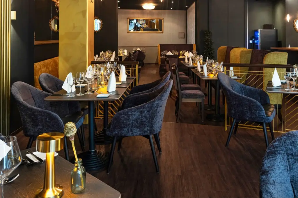 Restaurant Einrichtung Krystallpalast Schniedersitzt Möbel für gute Gäste