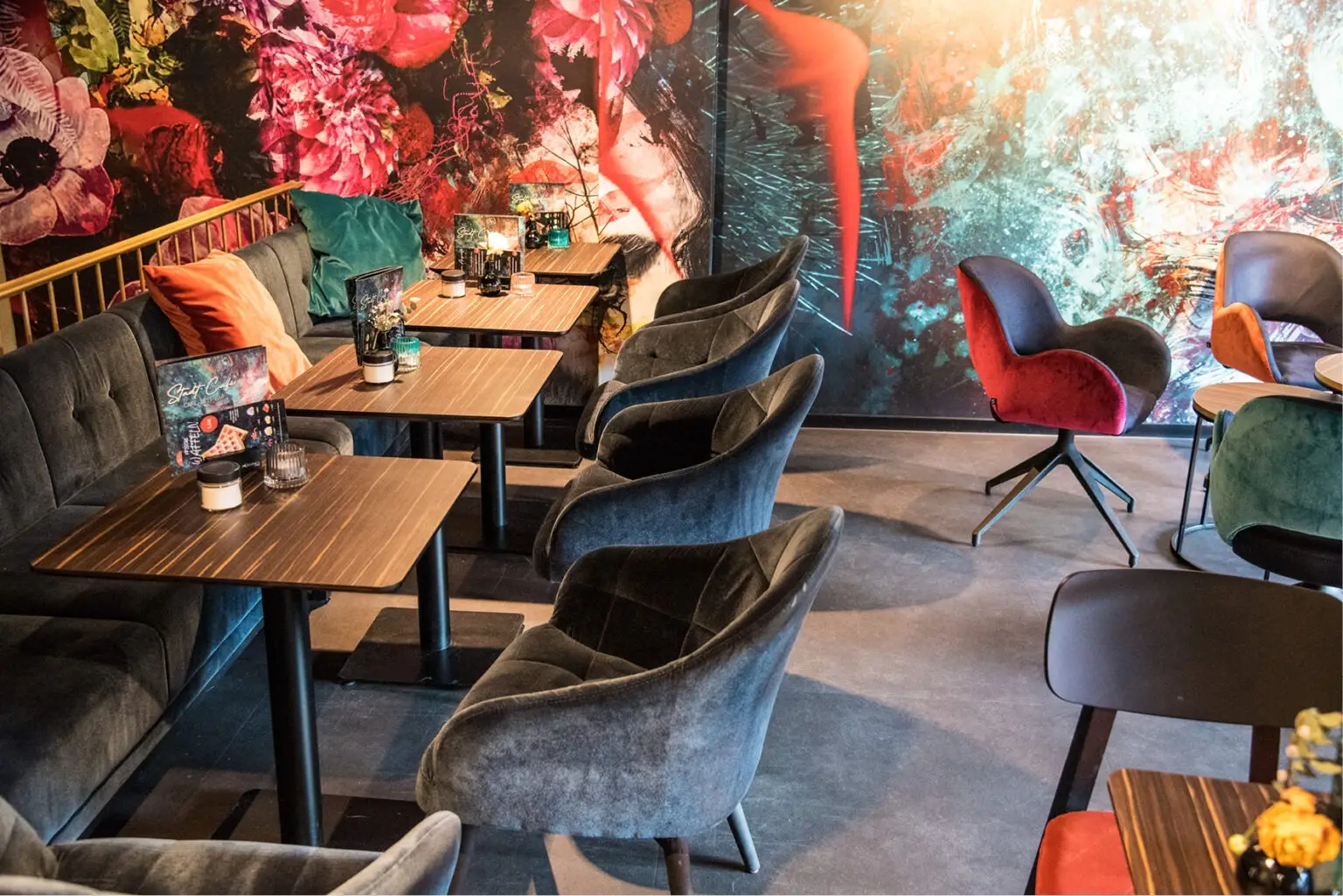 Café Einrichtung Lounge Bereich Polstersessel Tina, Drehsessel Juna