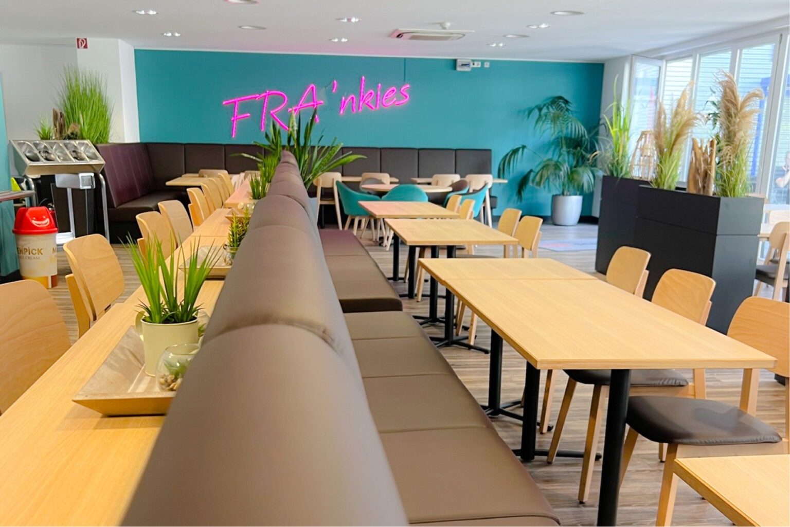 Kantinen Einrichtung Frankies Frankfurt Schniedersitzt Möbel für gute Gäste