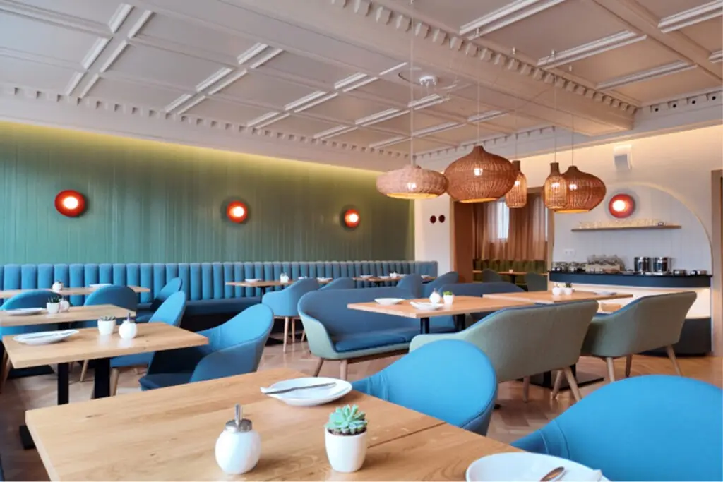 Möblierung, Einrichtung, Frühstücksraum, Hotel am Turm, Sessel Tina in blau, Polsterbank, Zweisitzer Tina, Säulentische, Schniedersitzt Möbel für gute Gäste