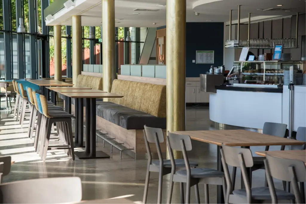 Einrichtung Möbel für das Café Restaurant Q-West AKAFÖ Uni Bochum, Stühle, Tische Bänke, Barhocker