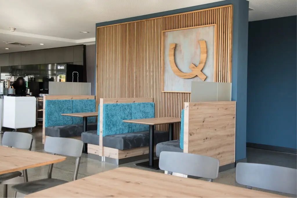 Einrichtung, Möblierung, Tische Sitzbänke, Raumteiler, Q-West Mensa Café Restaurant Uni Bockum Akafoe 29042025, Stuhl Mattis, Hocker Train, Hochbank, Sitzbank Benne, Säulentische