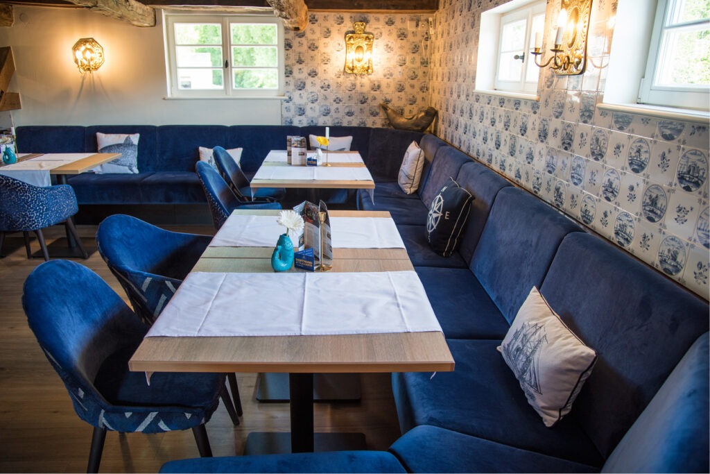 Möbel für das Restaurant Rodenberg 1770, Polsterbänke Emmi, Fachwerk, Tische Polstersessel Tina, Stuhl Tina