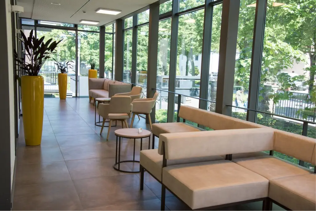 Einrichtung Möblierung für den Wartebereich, Wartezimmer Radiologische Praxis Coesfeld Sessel, Lounte-Tische rund, Sofa, Sitzbänke, helle Polsterstoffe