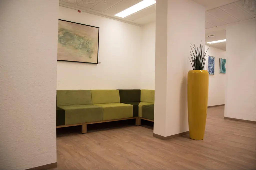 Einrichtung Möblierung für den Wartebereich, Wartezimmer Radiologische Praxis Coesfeld Sessel, Lounte-Tische rund, Sofa, Sitzbänke, helle Polsterstoffe