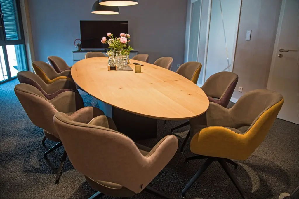 Foto von der Besprechungsraum-Einrichtung, Sessel Juna, Westfalia Spielgeräte, Schniedersitzt Möbel für gute Gäste