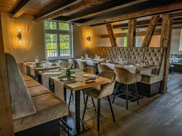 Restaurant-Einrichtung, Hochbänke mit Steppung und Thekenstühlen, Barhocker Jonna, Restaurant-Einrichtung, Hochbänke mit Steppung und Thekenstühlen, Barhocker Jonna,