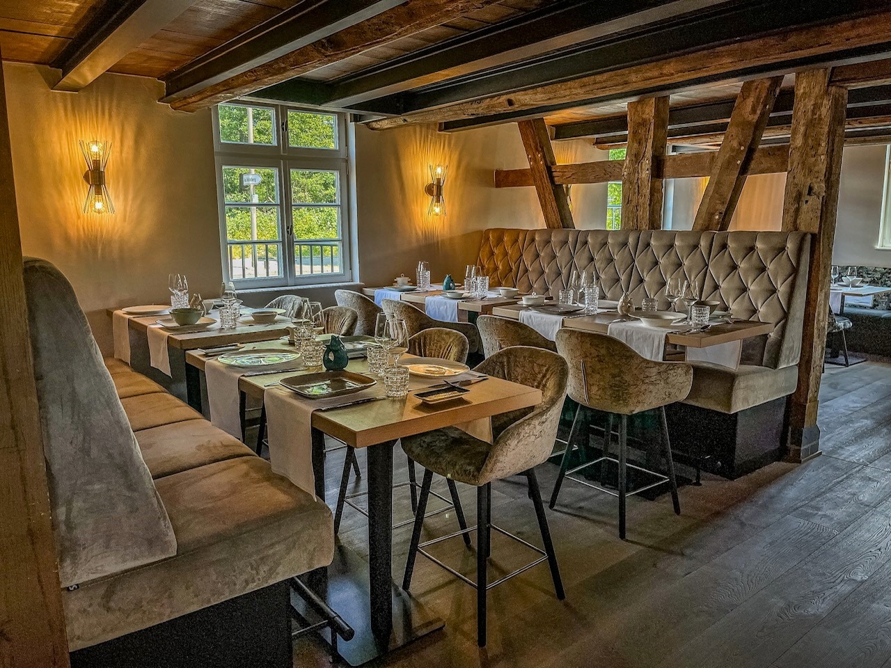 Restaurant-Einrichtung, Hochbänke mit Steppung und Thekenstühlen, Barhocker Jonna,