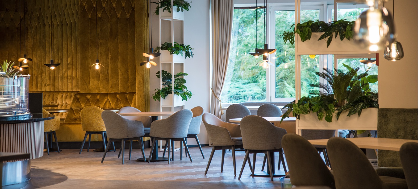 Einrichtung Möbel für das Kundenrestaurant Möbelhaus Turflon, Polsterbank Sonderanfertigung Polster gold, Sessel Tina in grau, Säilentische