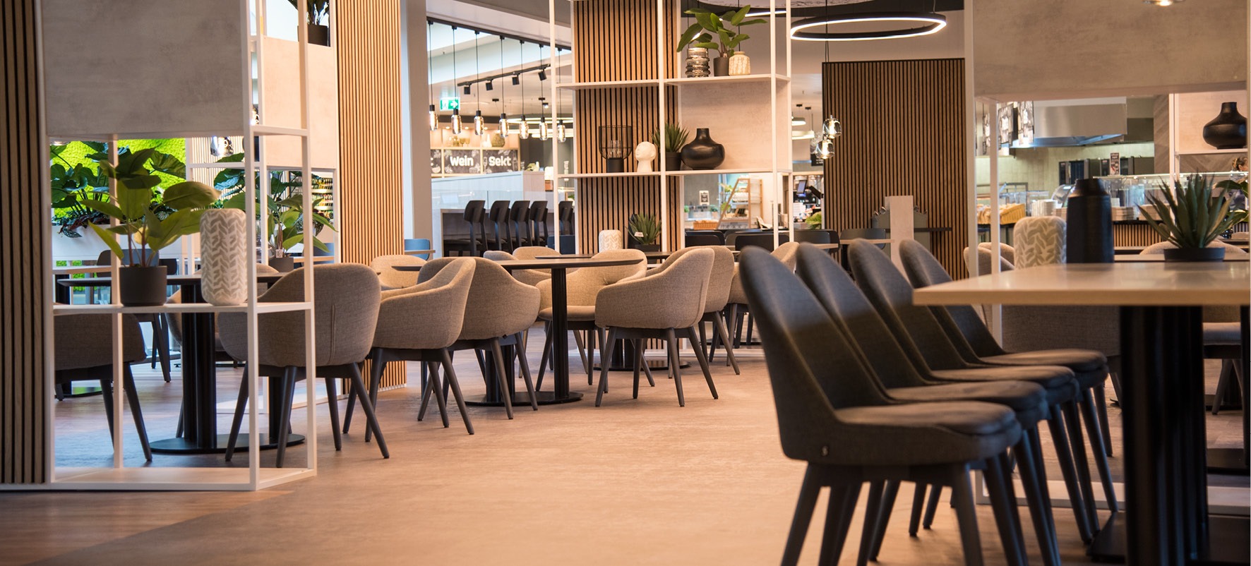 Einrichtung Möbel für das Kundenrestaurant Möbelhaus Turflon, Polsterbank Sonderanfertigung Polster gold, Sessel Jonna in grau, Polsterstuhl Tina