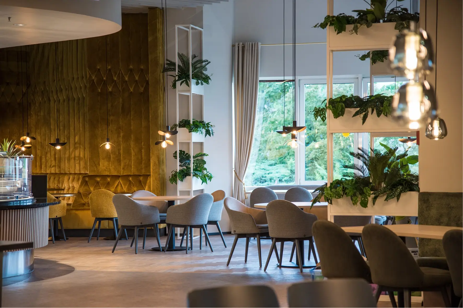 Kundenrestaurant Einrichtung Möbelhaus Turflon Werl Schniedersitzt Möbel für gute Gäste, Sessel, Barhocker Polsterbänke, Säulentische, Stehtische, Maßanfertigungen Polsterbänke, Möblierung