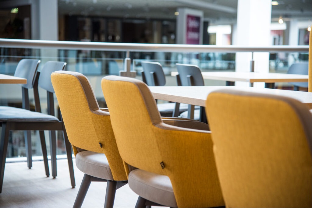 Kundenrestaurant Einrichtung Möbelhaus Turflon Werl Schniedersitzt Möbel für gute Gäste, Sessel, Barhocker Polsterbänke, Säulentische, Stehtische, Maßanfertigungen Polsterbänke, Möblierung
