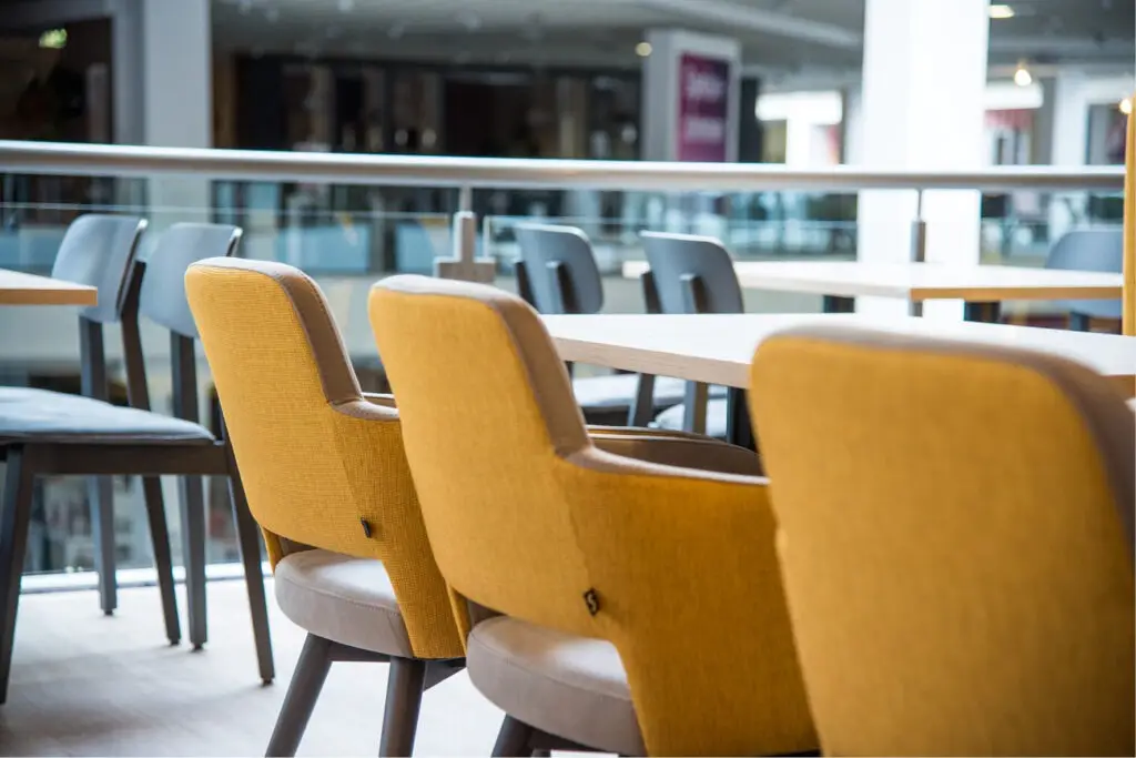 Kundenrestaurant Einrichtung Möbelhaus Turflon Werl Schniedersitzt Möbel für gute Gäste, Sessel, Barhocker Polsterbänke, Säulentische, Stehtische, Maßanfertigungen Polsterbänke, Möblierung