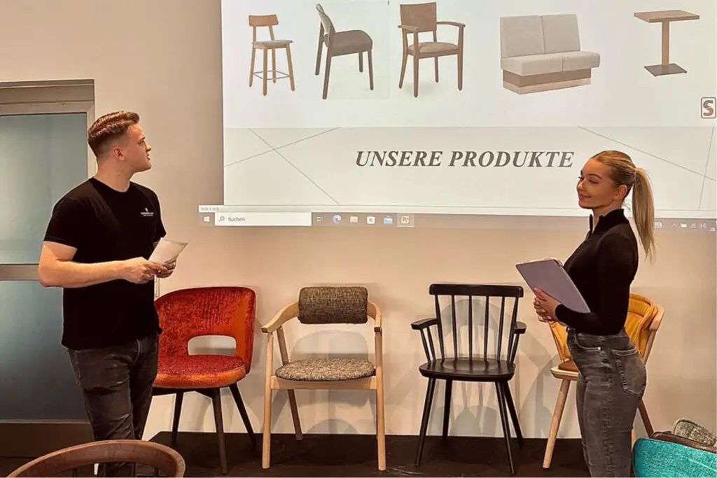 Foto von unseren Auszubilden Jan und Pauline bei einer Fachpräsentation