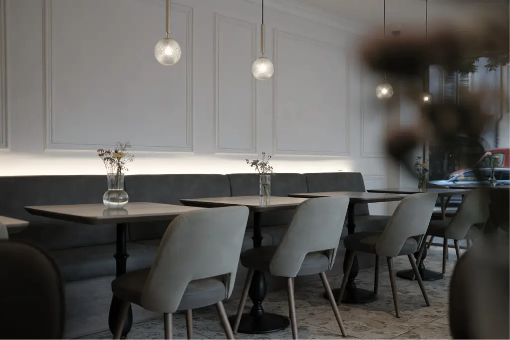 Fotos von einer Café-Einrichtung Backhaus Dreher STRASBOURG Frankreich, schlicht elegant, Möble für gute Gäste
