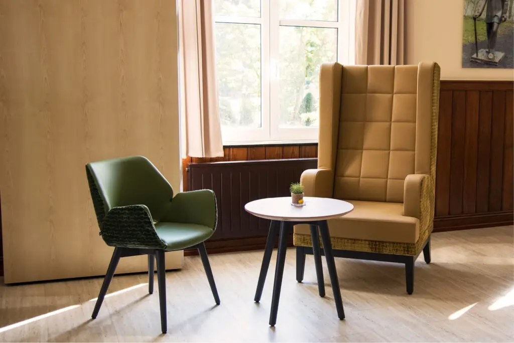 Fotos von der Einrichtung Seniorenheim Kloster Lounge Antoniushaus Lüdinghausen Schniedersitzt, Möblierung Esszimmer Aufenthaltsbereich, Ohrensessel, Sofa, Tische Polsterstühle