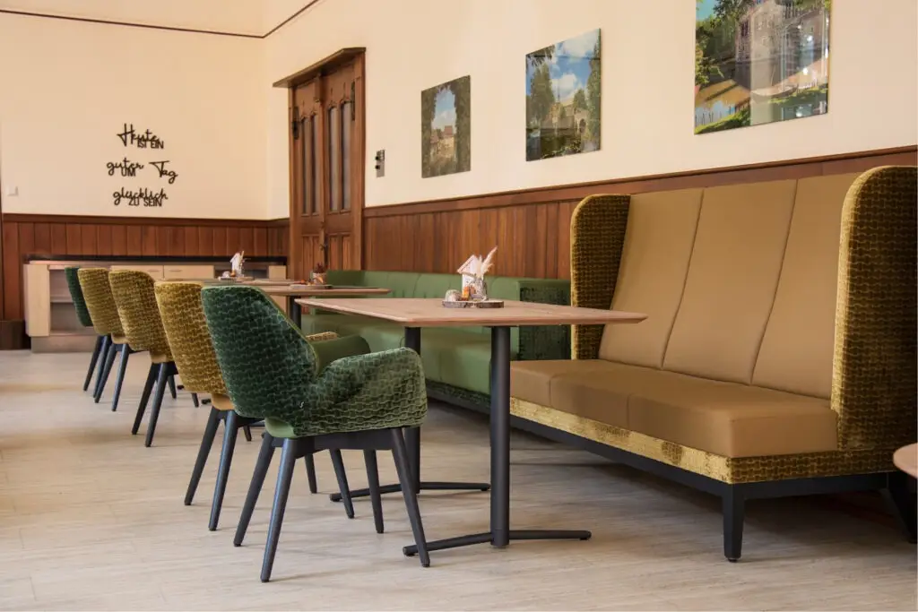 Fotos von der Einrichtung Seniorenheim Kloster Lounge Antoniushaus Lüdinghausen Schniedersitzt, Möblierung Esszimmer Aufenthaltsbereich, Ohrensessel, Sofa, Tische Polsterstühle