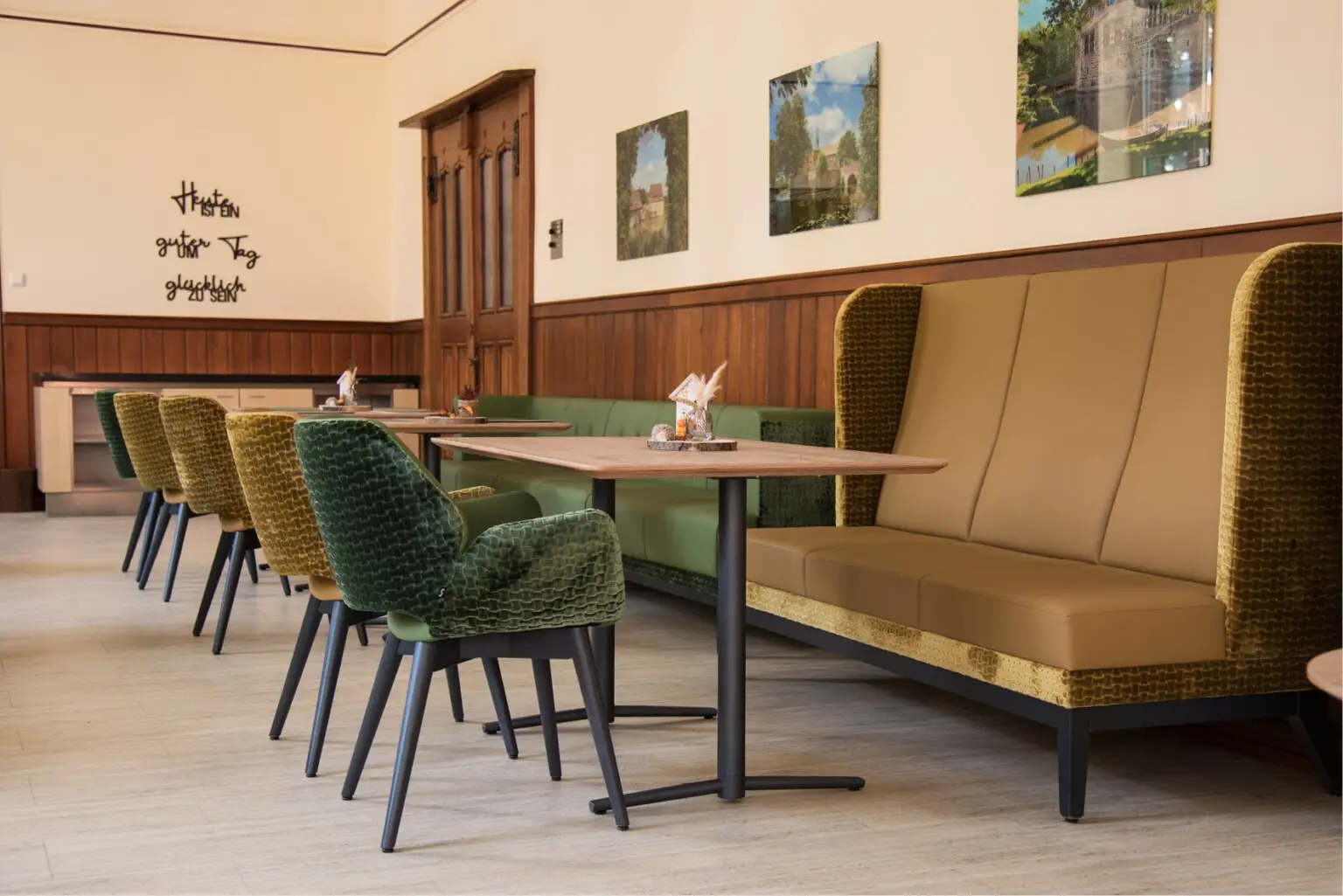 Fotos von der Einrichtung Seniorenheim Kloster Lounge Antoniushaus Lüdinghausen Schniedersitzt, Möblierung Esszimmer Aufenthaltsbereich, Ohrensessel, Sofa, Tische Polsterstühle