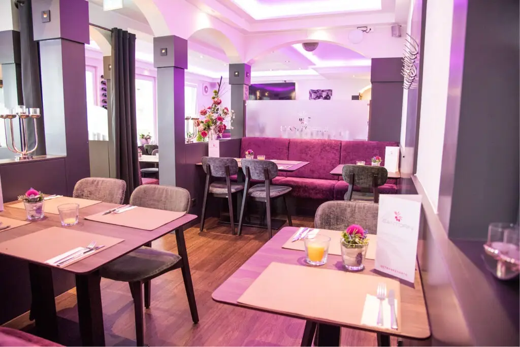 Foto Restaurant Einrichtung Santorini Unna, Stühle Joris, Polsterbank, Säulentische,