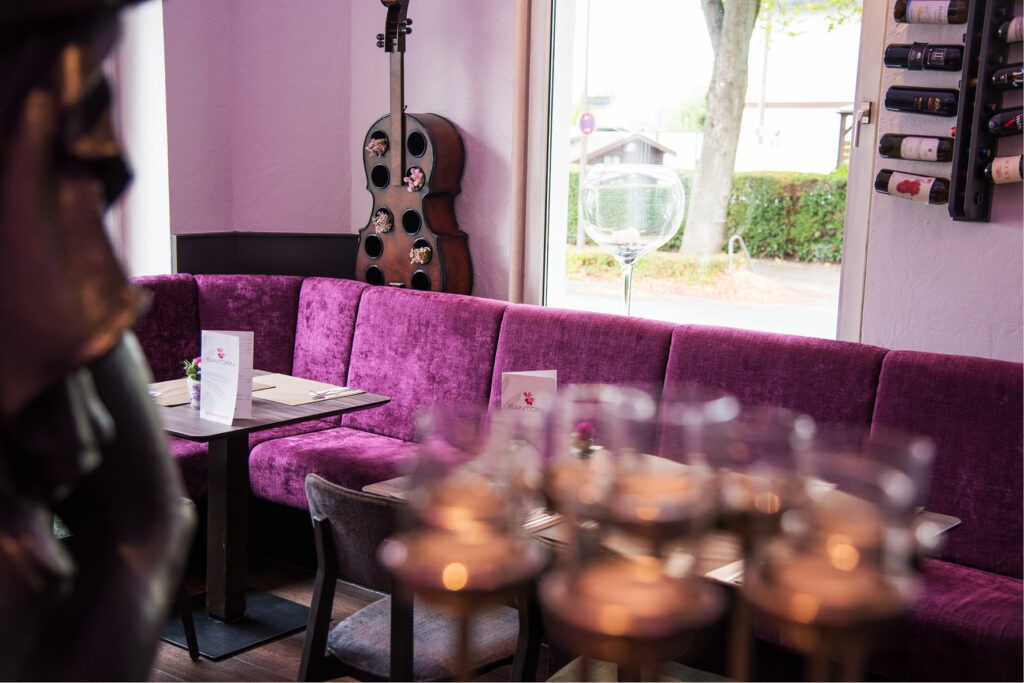 Foto Restaurant Einrichtung Santorini Unna, Stühle Joris, Polsterbank, Säulentische,
