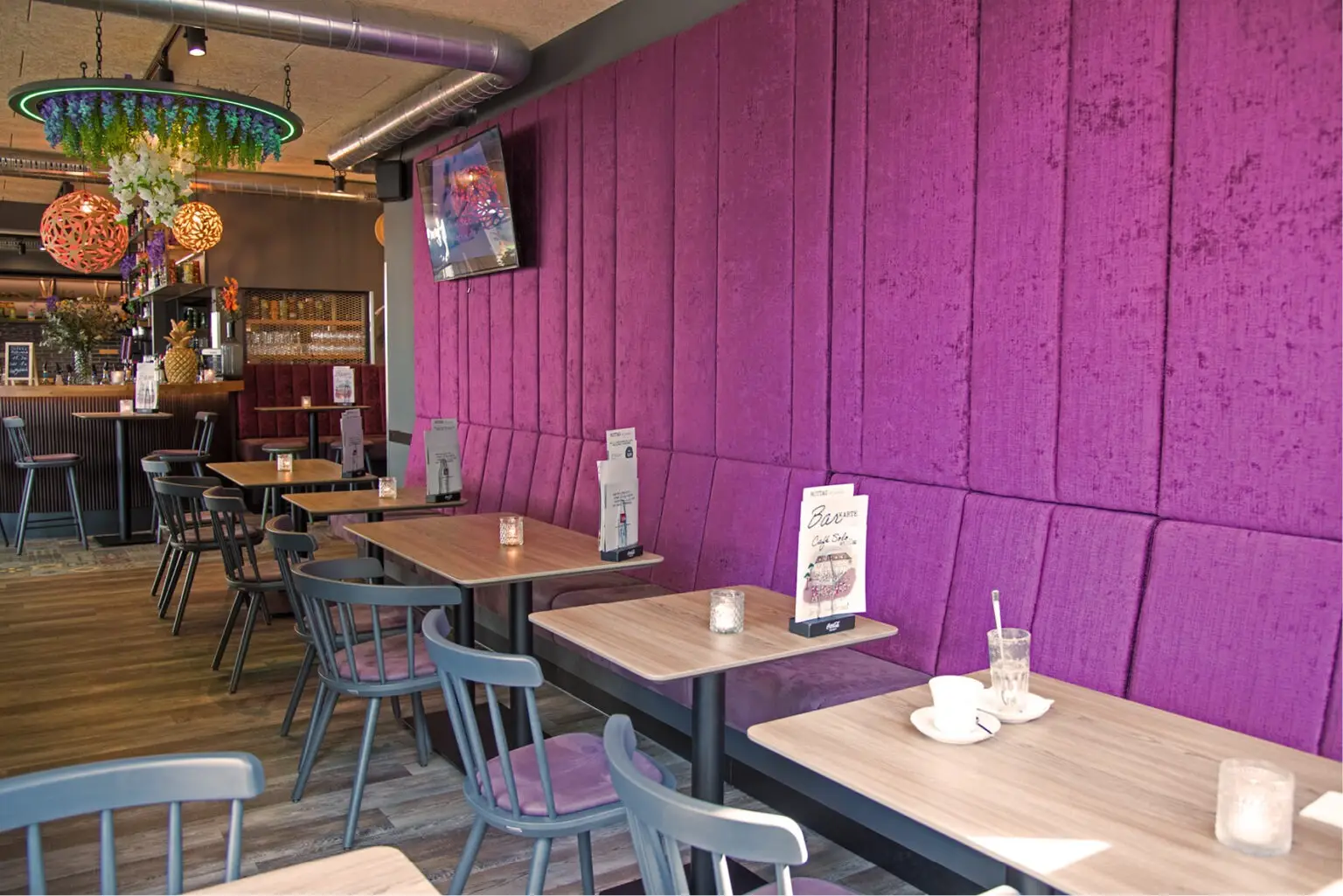 Foto Café Solo in Lingen, Einrichtung Möblierung, Stühle, Barhocker Polsterbänke, Schniedersitzt Möbel für gute Gäste