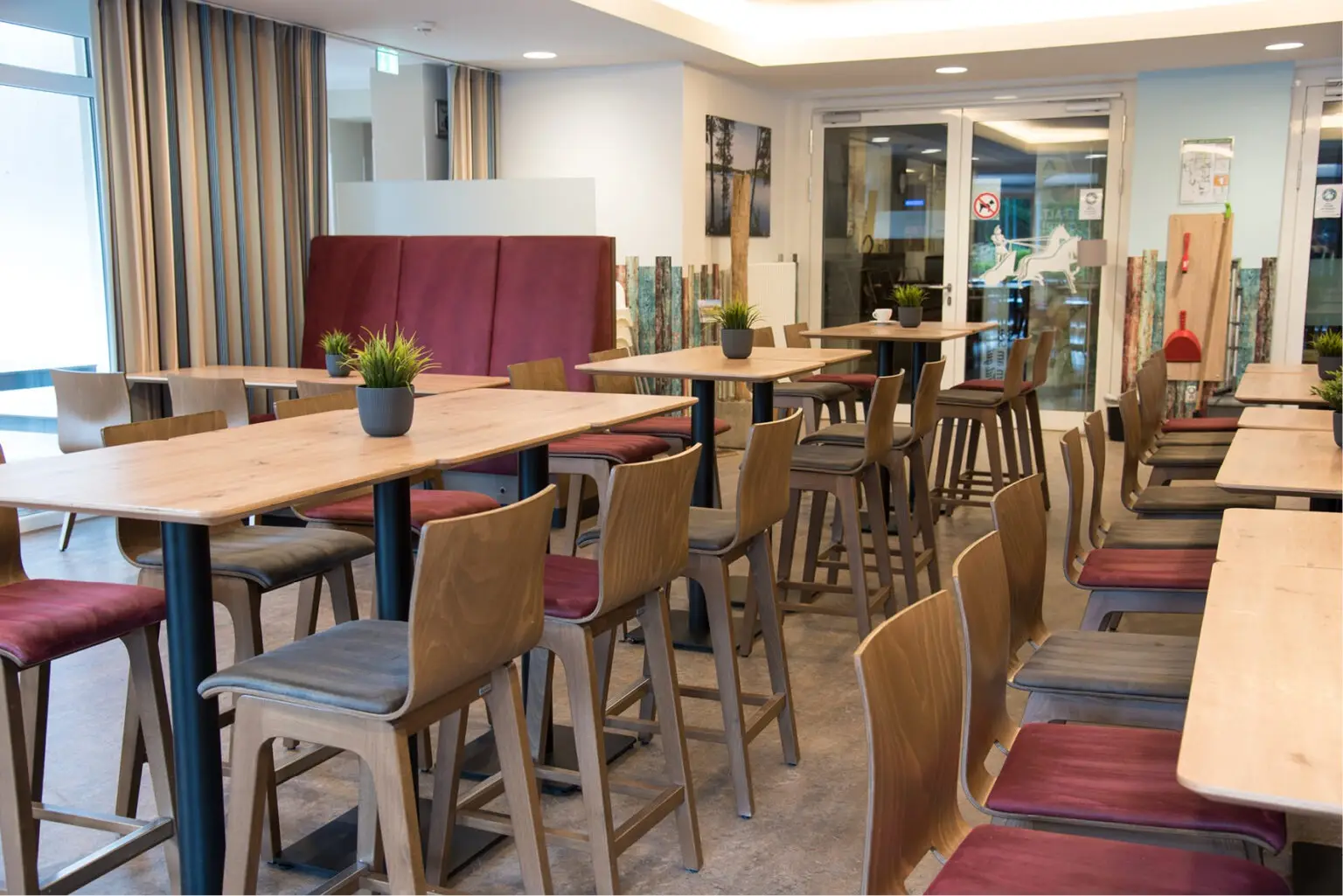 Foto von der Einrichtung Speisesaal Jugendherberge Haltern am See, Stühle, Tische Polsterbänke, Raumteiler, Barhocker