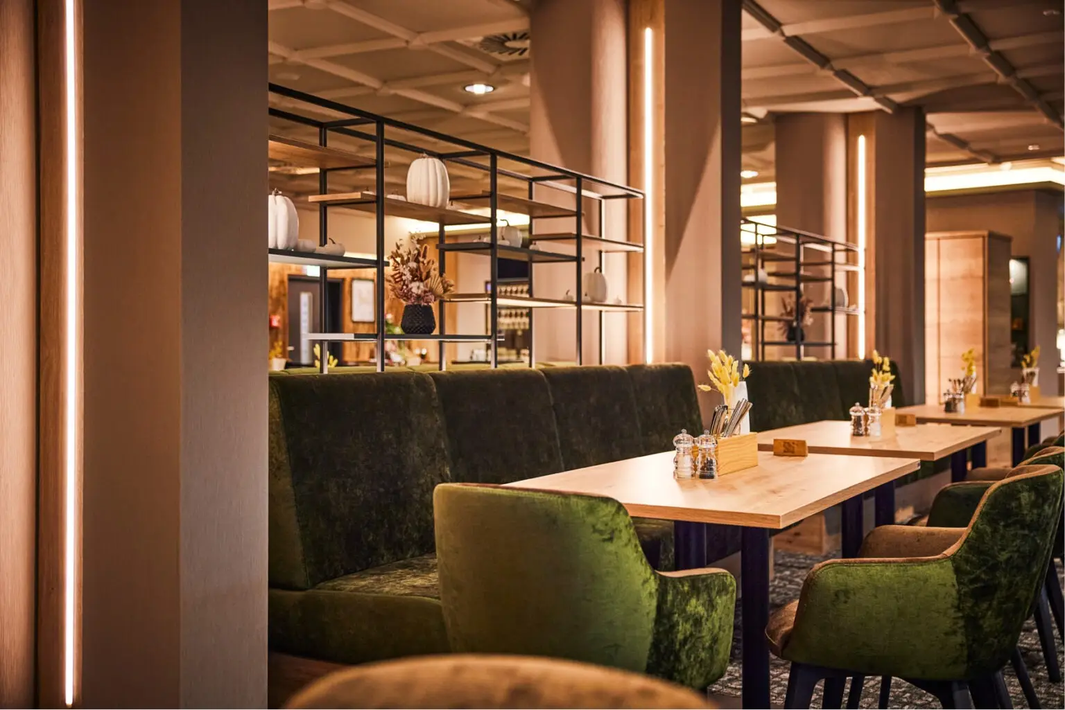 Foto von der Einrichtung Restaurant EssZeit im Sauerlandstern Willingen, Schniedersitzt Möbel für gute Gäste